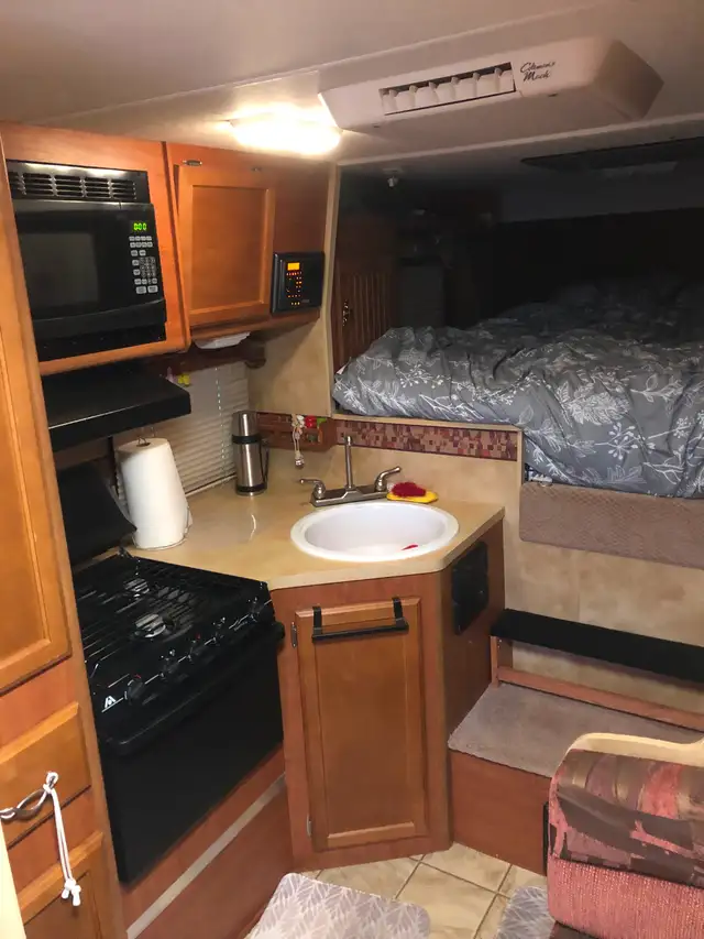 2010 Lance 855 Truck Camper - Photo 5