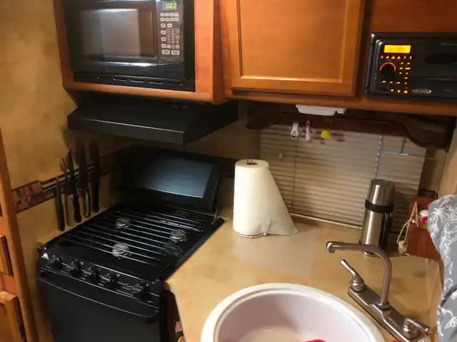 2010 Lance 855 Truck Camper - Photo 8