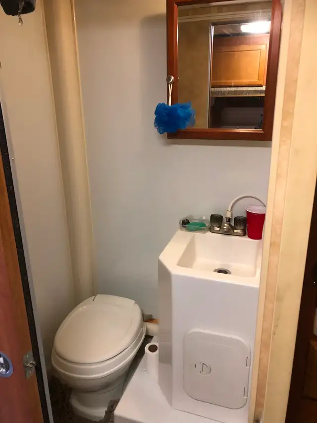 2010 Lance 855 Truck Camper - Photo 9