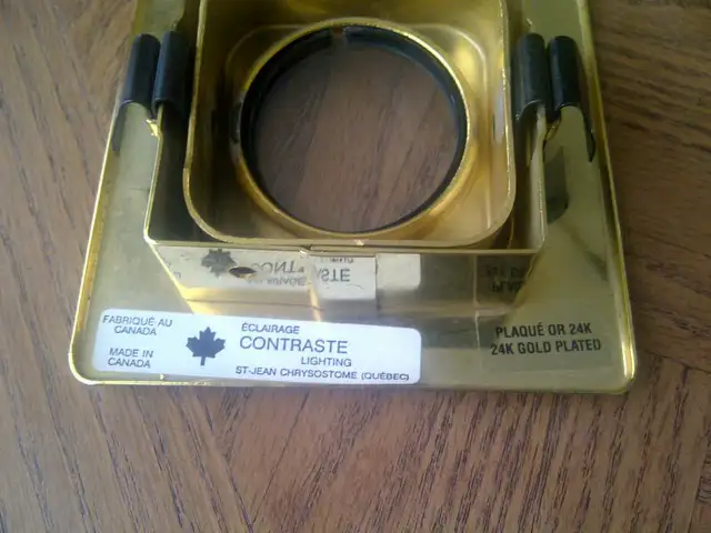 4FINITIONS CARRÉES 'CONTRASTE' PLAQUÉES OR 24 KAR: $10.00 CHACUN