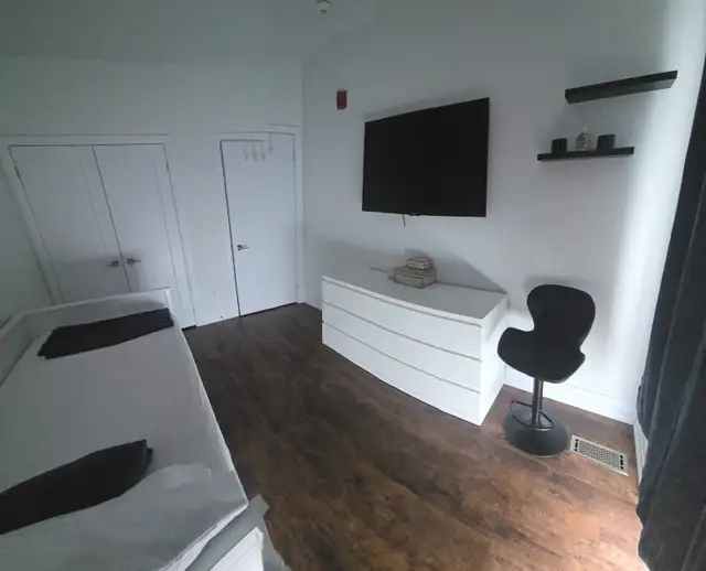 Rooms for Rent in Grimsby by the lake - Photo 2