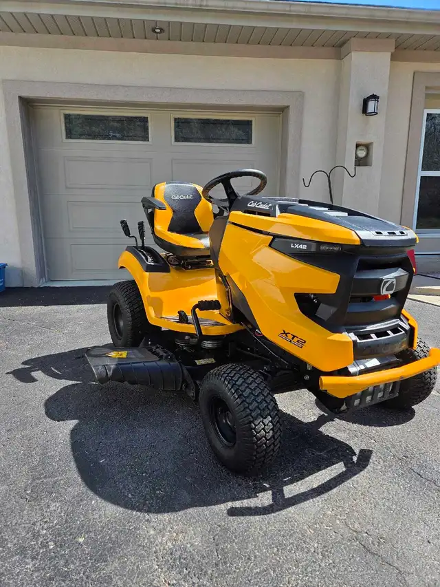 cub cadet xt2 like new