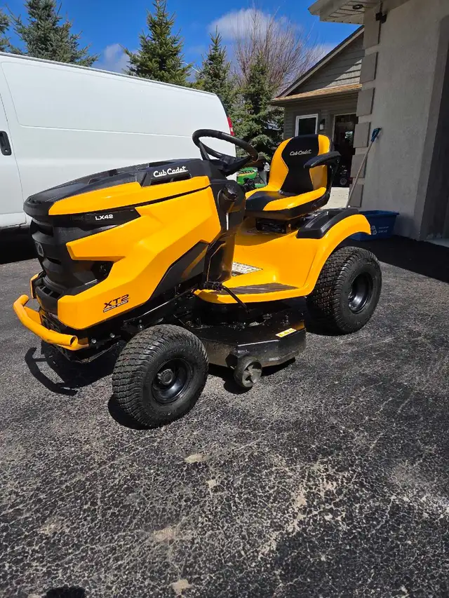 cub cadet xt2 like new - Photo 3