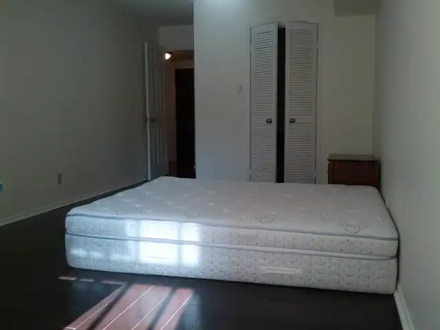 Large Master Bedroom for rent downtown Toronto at Bay/Gerrard - Photo 2