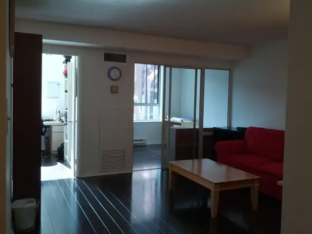 Large Master Bedroom for rent downtown Toronto at Bay/Gerrard - Photo 4