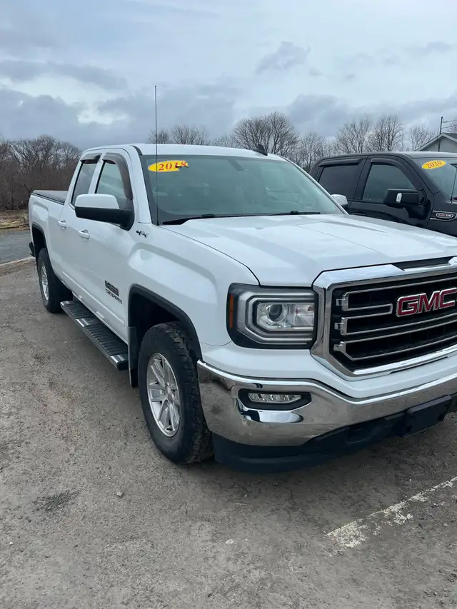 GMC Sierra SLE 2108 with only 77,000 Kms - Photo 2