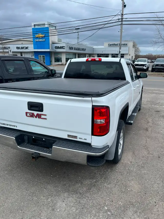 GMC Sierra SLE 2108 with only 77,000 Kms - Photo 3