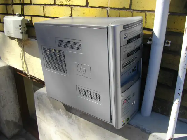 COMPUTER CASE HAS MOTHER BOARD AND DVD BURNER NOT SURE IF WORKIN - Photo 2