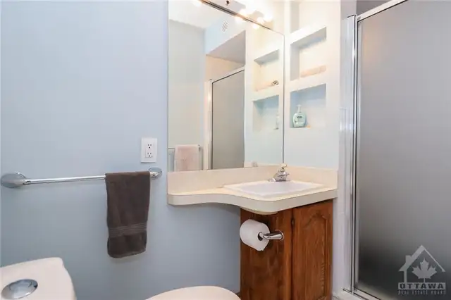 Private bedroom with ensuite bathroom - Photo 2