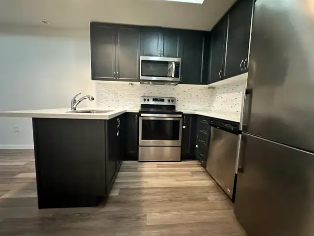 Pickering Townhouse | 2 Bed 2.5 Bathrooms | June 1 2026 - Photo 2