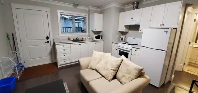 Female - (1) fully furnished room - available May 1st, 26 - Photo 2