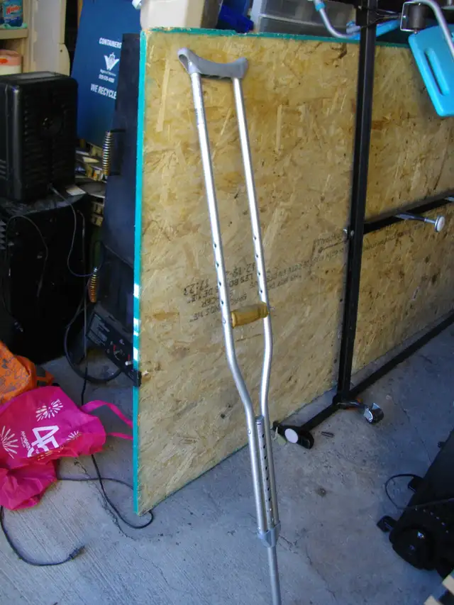 SINGLE AJUSTABLE ALUMINUM CRUTCH