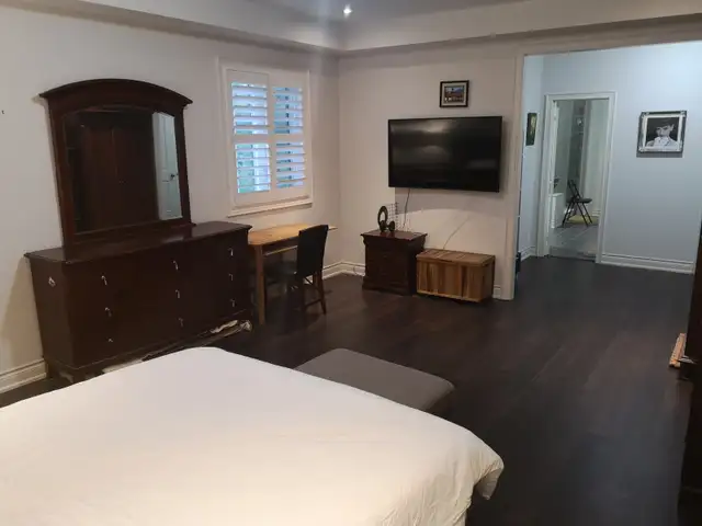 Spacious Master Bedroom in Modern NE Oakville Home (Traf/Dundas) - Photo 2