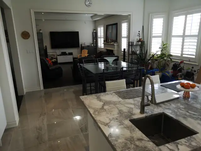 Spacious Master Bedroom in Modern NE Oakville Home (Traf/Dundas) - Photo 8