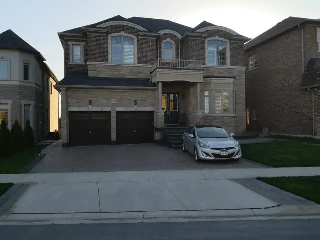 Spacious Master Bedroom in Modern NE Oakville Home (Traf/Dundas) - Photo 10