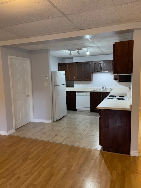 2 BR, Ground floor Apartment with screened Muskoka Rm, No Stairs - Photo 4