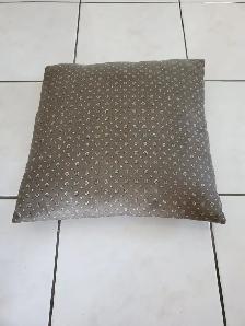 1BEAU COUSSIN NEUF SATIN BRUN PETITS MOTIFS BEIGE 17'x17' $10.00