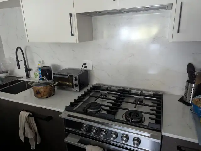 Front Duplex – Private Bedroom & Private Bathroom - Langara - Photo 3