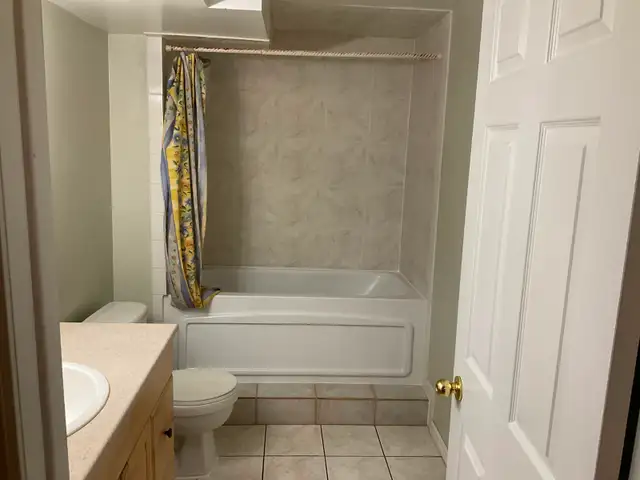 Private room and bathroom - Photo 4