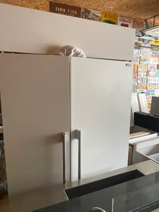 SUBZERO fridge  for sale 5 years old new $20,000 asking $7,600 - Photo 3