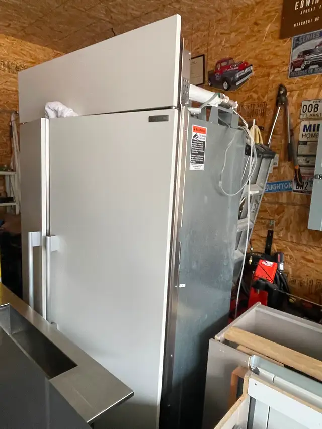 SUBZERO fridge  for sale 5 years old new $20,000 asking $7,600 - Photo 4