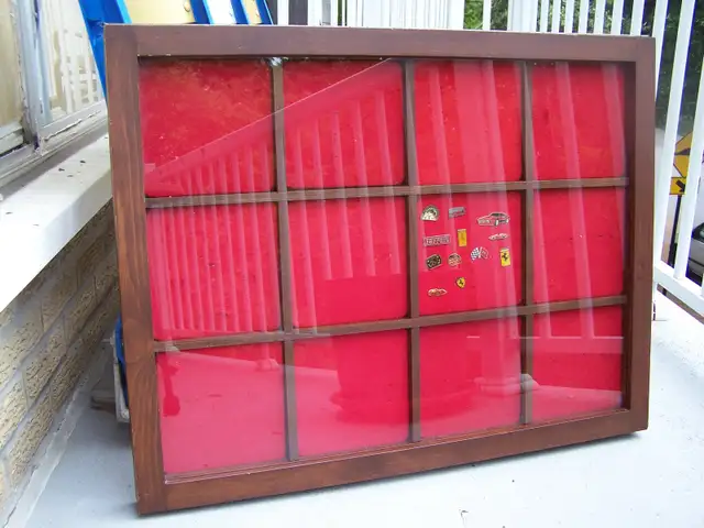 CADRE VITRÉ: ÉPINGLETTES/MÉDAILLES/PINS/MEDALS GLASS FRAME RARE