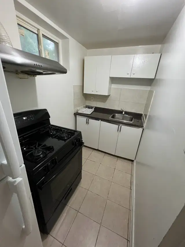 Private Bedroom for Rent in 2-Bedroom Basement – Scarborough - Photo 5