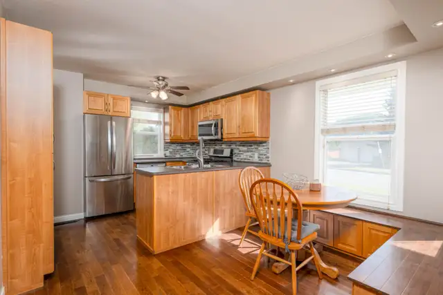 Fully Furnished 2Bed 1B Huge Yard | Private Deck | Upper Suite - Photo 2