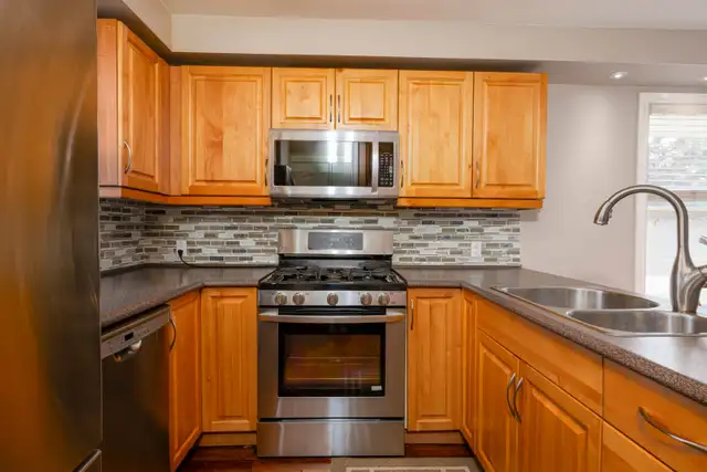 Fully Furnished 2Bed 1B Huge Yard | Private Deck | Upper Suite - Photo 12