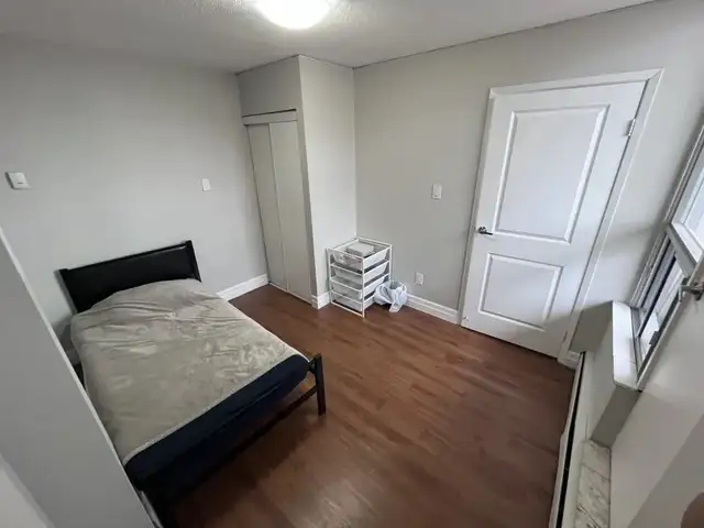 550$ 1 bedroom summer sublet - 300 Regina st all utilities incl