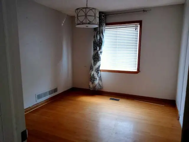 UPPER LEVEL ROOM FOR RENT 1ST MAY  GIRLS ONLY