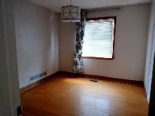 UPPER LEVEL ROOM FOR RENT 1ST MAY  GIRLS ONLY