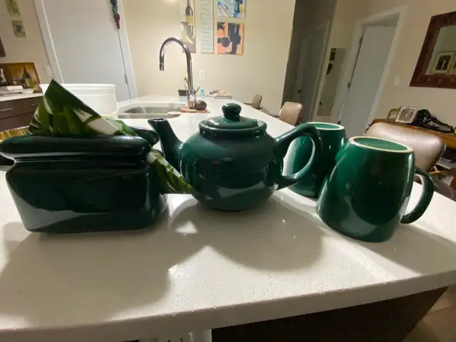 VINTAGE TEA SET 'See Photo' included napkin holder & mugs. - Photo 2