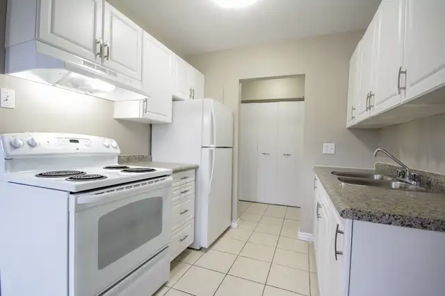 PARKING SPACE, WATER & HEAT INCLUDED - Hugo Place 2BR Lower Apt - Photo 3
