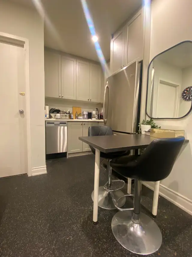 Large Studio Room Apartment Prime Location Queen Street - Photo 2