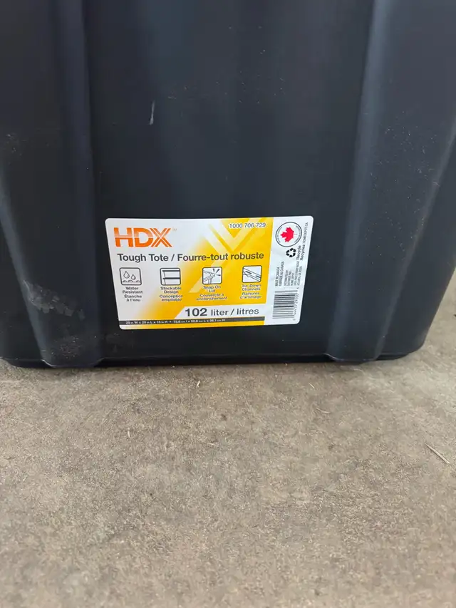 102 liter tote full of screws and nails - Photo 3