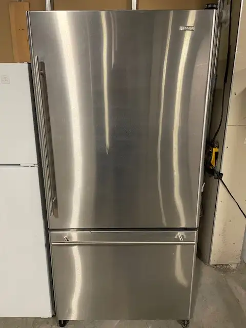 Réfrigérateur stainless 33'' congélateur en bas Jenn Air