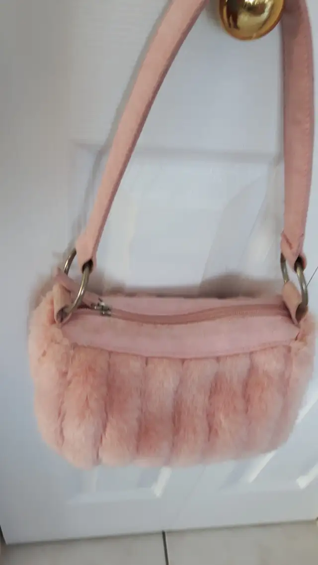 SAC À MAIN ROSE IMITATION VISON 6'x9'BANDOULIÈRE SUÈDE: $10.00 - Photo 2