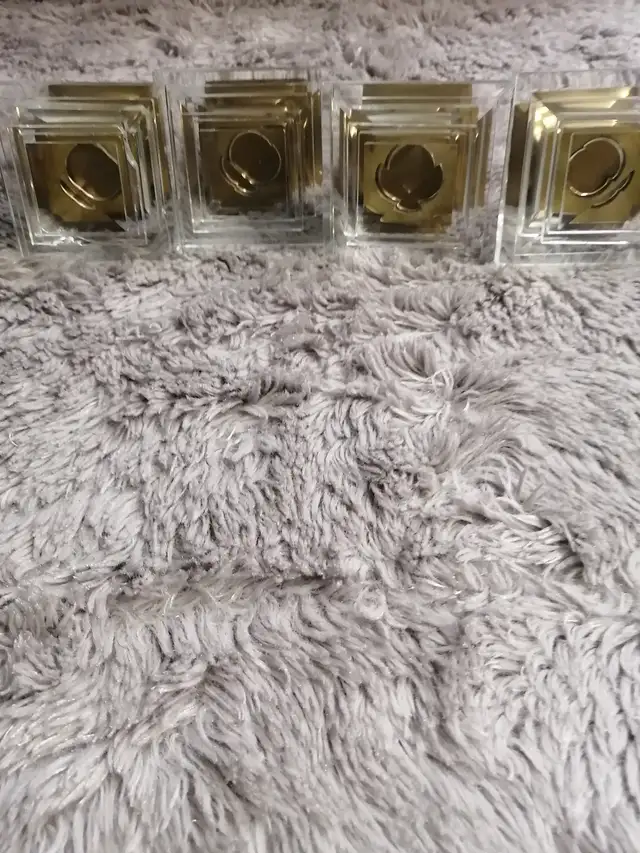 Decorative curtain knobs have four