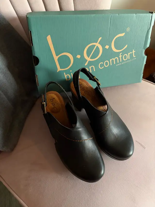 Brand New never worn ladies size 8 sandals