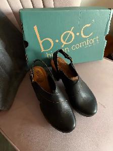 Brand New never worn ladies size 8 sandals