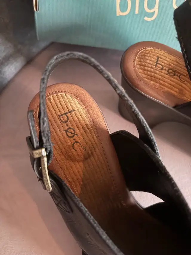 Brand New never worn ladies size 8 sandals - Photo 3