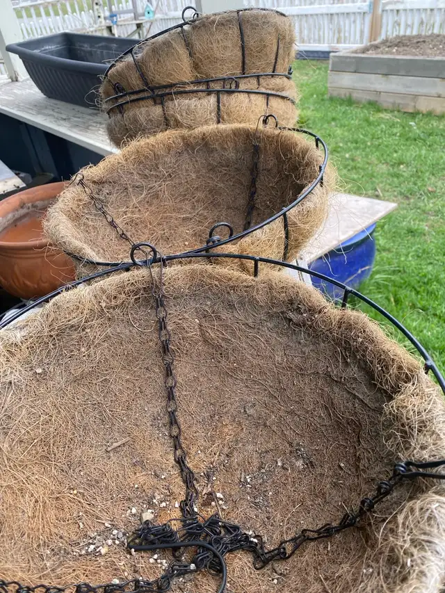 6 Hanging Coco lined Flower Pots - Photo 2