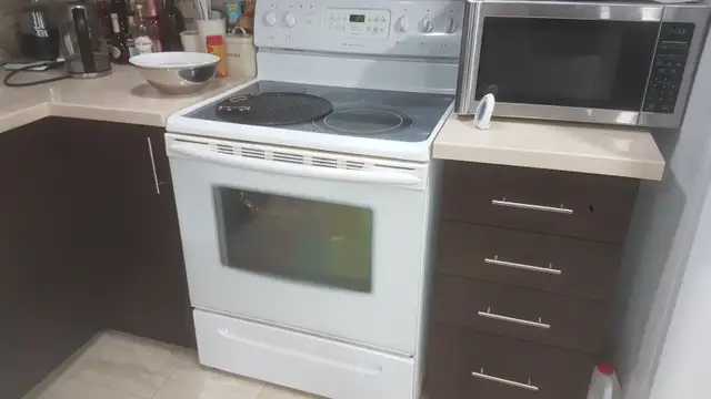 TWO BEDROOM LEGAL BASEMENT FOR RENT.416-9994245. - Photo 2