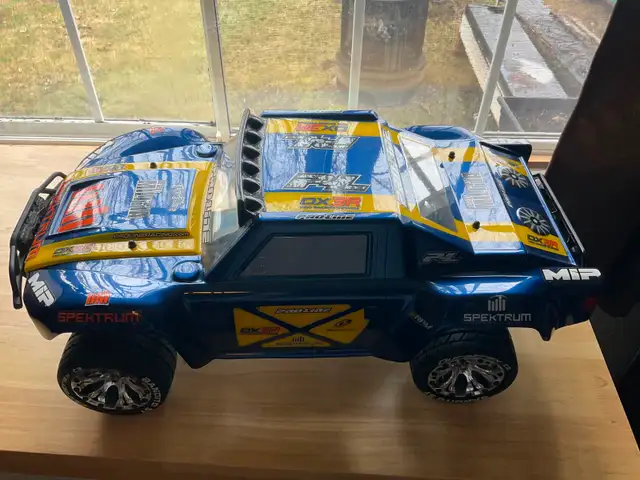 R C Slash 4x4 - Photo 2