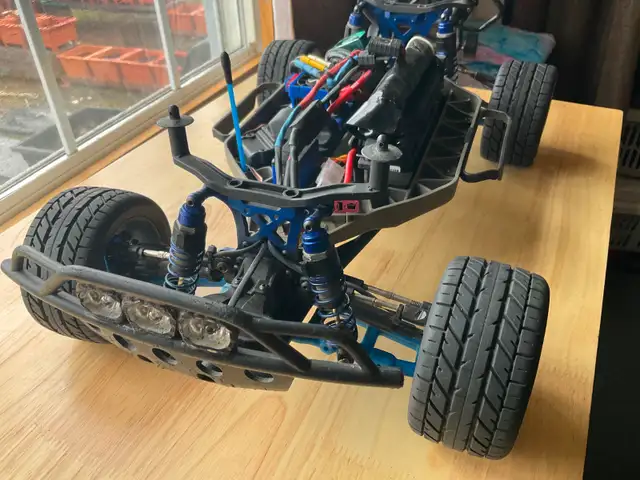 R C Slash 4x4 - Photo 6