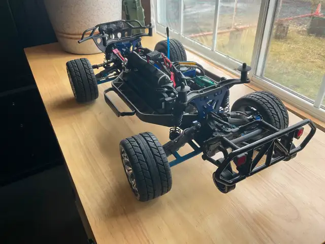 R C Slash 4x4 - Photo 7