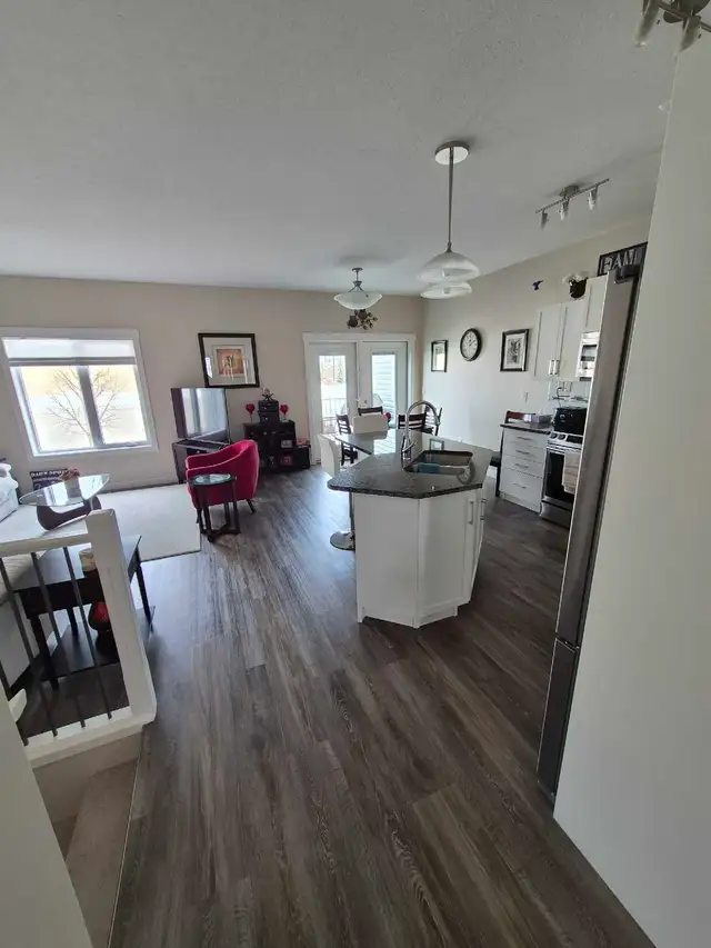 3 bed, 3 bath  Condo - Photo 2