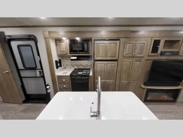 2018 Forest River RV Rockwood Signature Ultra Lite 8328BS - Photo 4