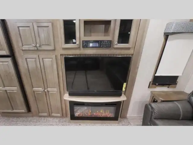 2018 Forest River RV Rockwood Signature Ultra Lite 8328BS - Photo 8